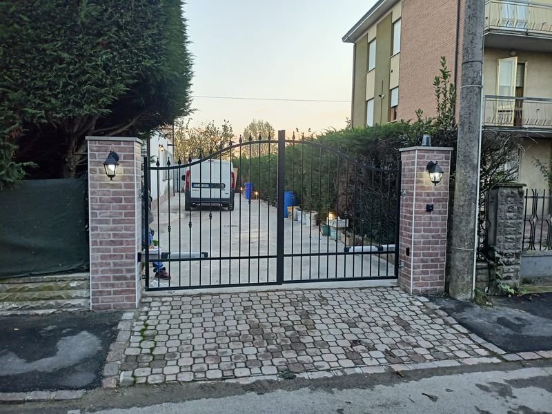 Ingresso carrabile di un condominio con cancello automatico a due ante